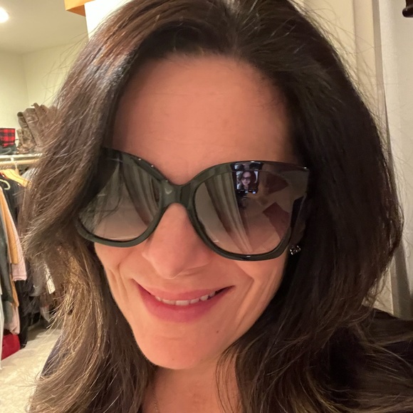 Like new Gucci oversized black sunglasses. PLUS FREE SHIPPING - Picture 3 of 14